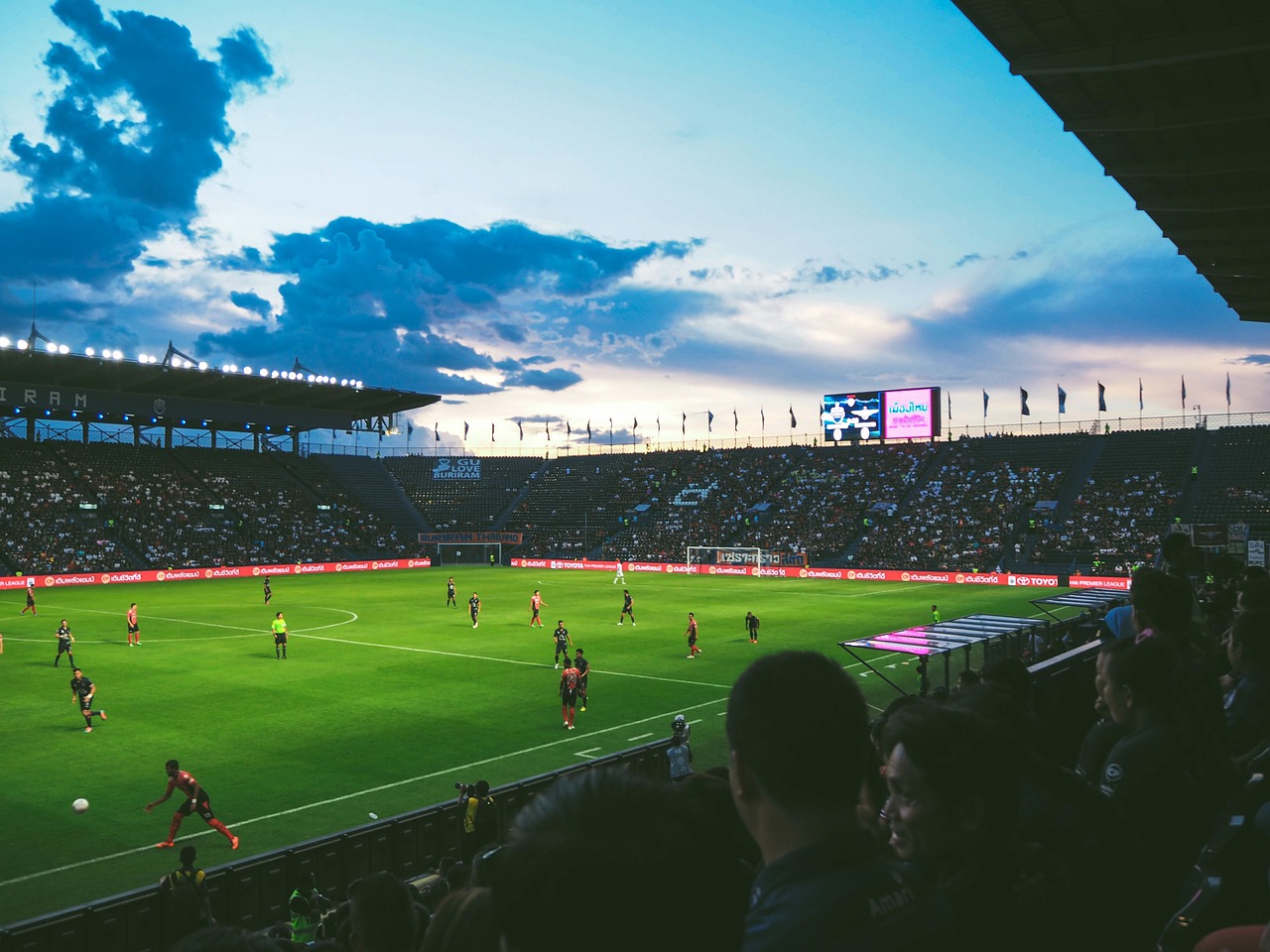 FIFA 2013 足球模拟游戏中的战术深度解析，实战策略与现代足球理念交融