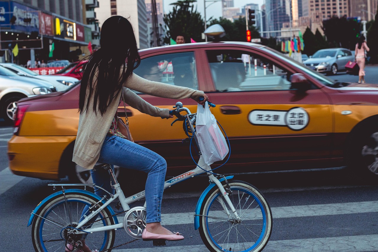女孩打车误会聋哑人司机，愧疚道歉背后的温暖启示
