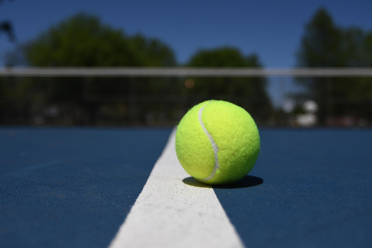 探索网球术语，从Tennis到球场上的英语表达