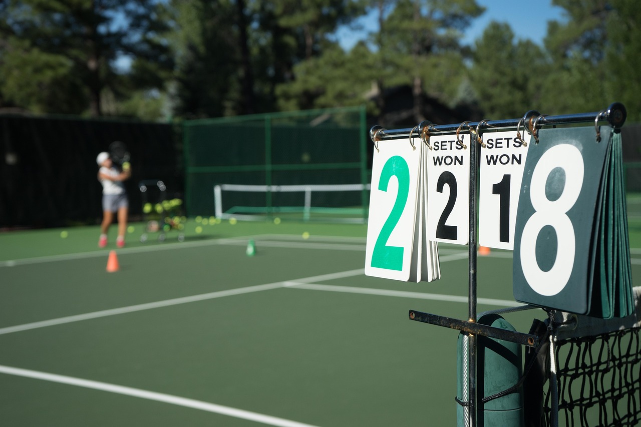 探索网球术语，从Tennis发音到球场上的英语术语